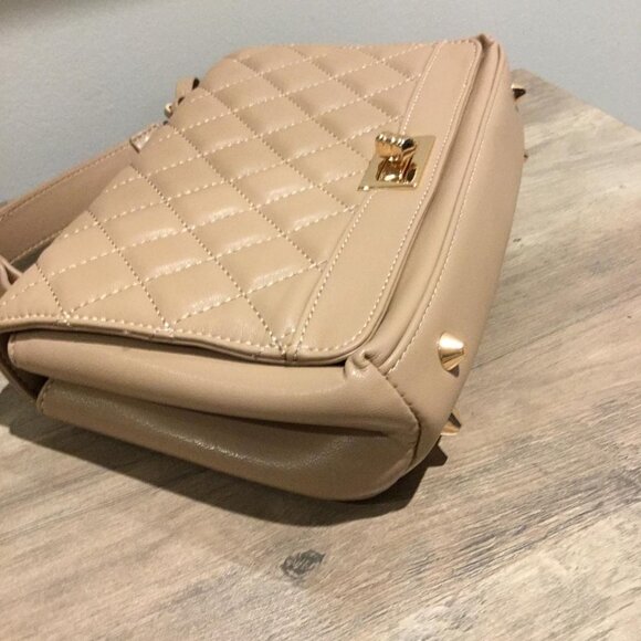 L.T.L. London Quilted Crossbody Bag Gold-tone Turnlock Closure L.T.L. Tag NWOT - Picture 5 of 6